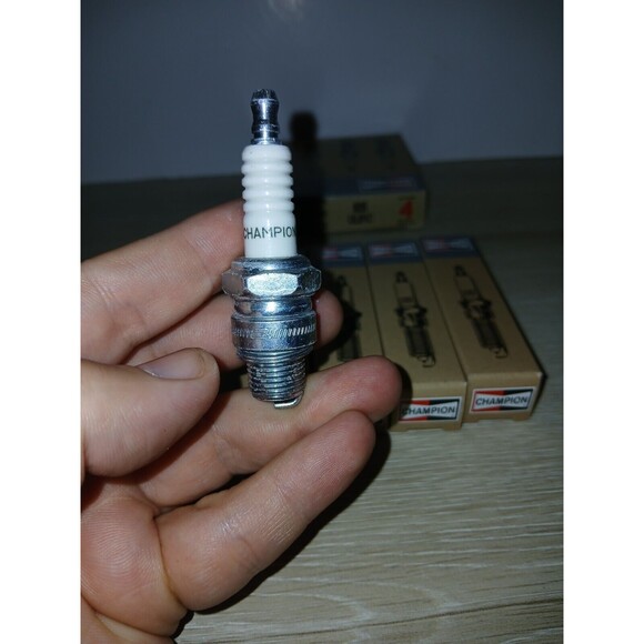 Set Of 4 Champion Copper Plus Spark Plugs 835 UL81C Federal-Mogul 2017 New - Picture 2 of 16